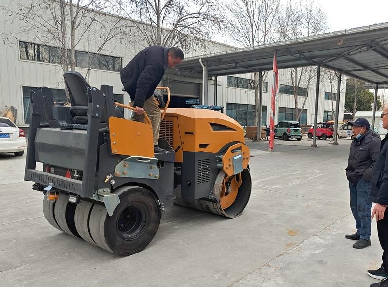 2月6日客戶(hù)來(lái)我廠參觀試駕5噸前鋼后膠壓路機(jī)