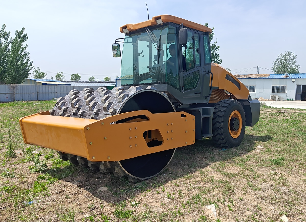 新款12噸前鋼后輪胎座駕壓路機(jī)BM12S